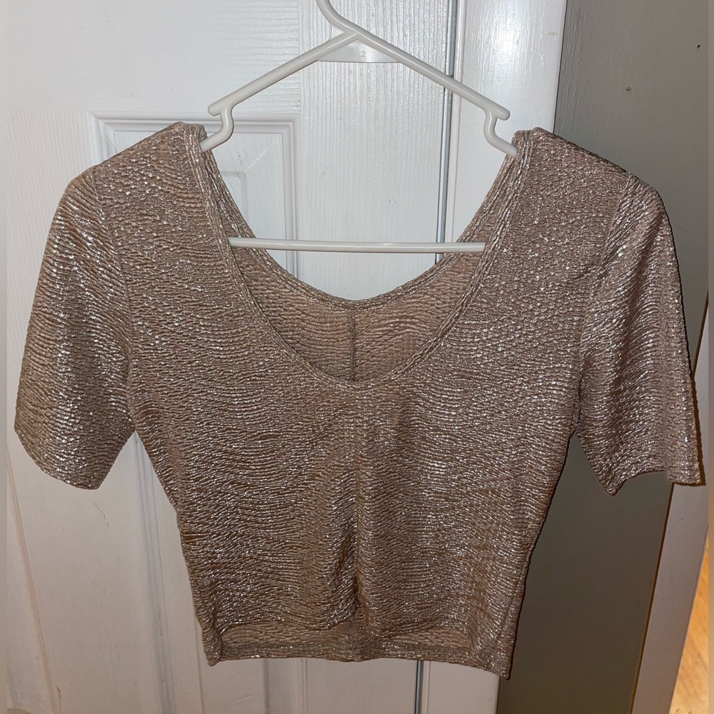 Gold metallic crop top from Guess size S worn once! In brand new condition